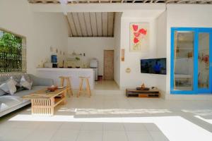 un salon avec un canapé et une table dans l'établissement Beji Ayu Seminyak - 1 Bedroom Private Villa, à Seminyak 8 autres photos