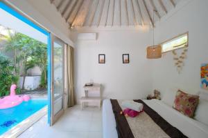 - une chambre avec un lit et une piscine dans l'établissement Beji Ayu Seminyak - 1 Bedroom Private Villa, à Seminyak