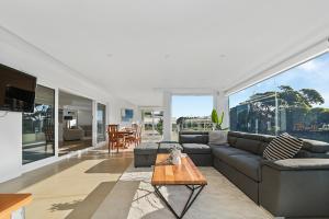 Χώρος καθιστικού στο Modern Seafront Luxury, Steps from the Beach