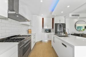 Η κουζίνα ή μικρή κουζίνα στο Modern Seafront Luxury, Steps from the Beach +7 φωτογραφίες