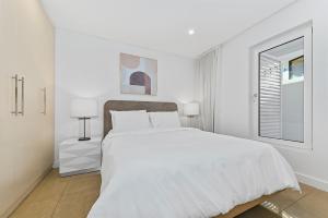 Ένα ή περισσότερα κρεβάτια σε δωμάτιο στο Modern Seafront Luxury, Steps from the Beach