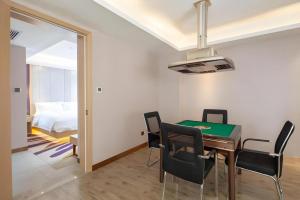 een eetkamer met een tafel en stoelen en een bed bij Lavande Hotel Changsha South High-speed Railway Station Xiyingmen in Changsha