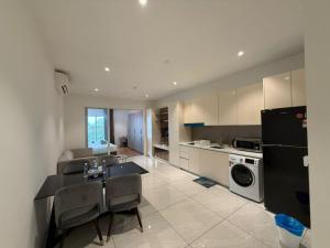 Η κουζίνα ή μικρή κουζίνα στο Quill Residence by Rainbow Suites