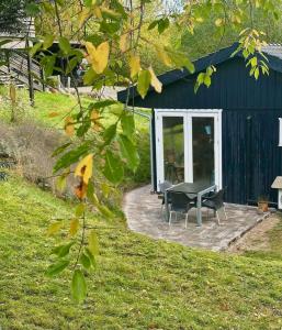 una mesa de picnic frente a un edificio azul en Small Oasis Near Coast And Town, en Ebeltoft