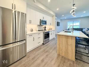 Una cocina o cocineta en Paradise Point - Hot Tub & Mountain Views