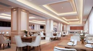 een eetkamer met tafels en witte stoelen bij Vienna Hotel Yunnan Lijiang Ancient City in Lijiang