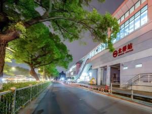 上海市にあるShell Hotel Shnaghai Beiqiao Metro Stationの建物の前の空いている通り