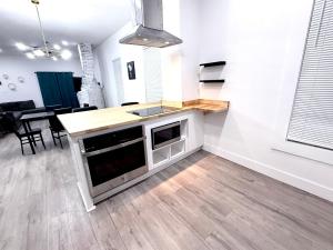 Η κουζίνα ή μικρή κουζίνα στο Stylish 3BR Minutes to Downtown and Stadium +9 φωτογραφίες