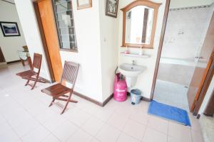 Et badeværelse på Omah Noes Homestay Jogja + 31 billeder