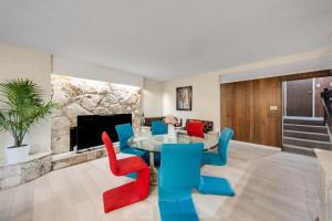 een eetkamer met een tafel en kleurrijke stoelen bij Vacation Home in Van West in Vancouver