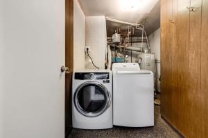 een wasruimte met een wasmachine en een wasmachine bij Vacation Home in Van West in Vancouver