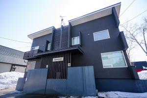 Budova, kde se chata nachází