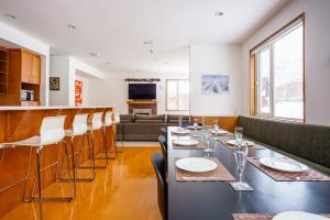 TV a/nebo společenská místnost v ubytování Shirokuma Chalet #2