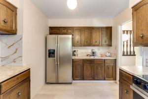 Köök või kööginurk majutusasutuses Spacious 3BR in Prime Location +37 fotot