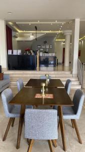 a wooden table and chairs in a lobby at آنتري للشقق المخدومة in Buraydah