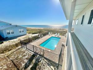 Bazén v ubytování Sea Watch-Beachfront-Private Pool-Pet Friendly nebo v jeho okolí