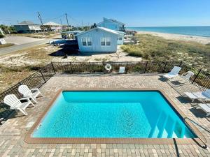 Bazén v ubytování Sea Watch-Beachfront-Private Pool-Pet Friendly nebo v jeho okolí