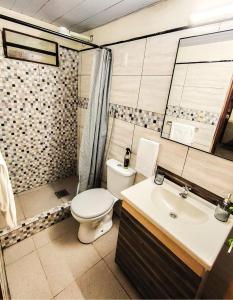 ein Badezimmer mit Toilette und Waschbecken in der Unterkunft Hospedaje SKYHOME II in Nu Guazu