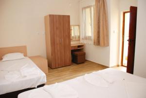 ein Hotelzimmer mit zwei Betten und einem Spiegel in der Unterkunft Altay Guest House in Lozenets