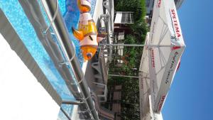 Bazén v ubytování Family Hotel Eliri nebo v jeho okolí
