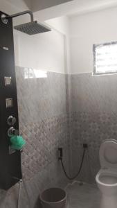 Un baño con ducha y WC. en Hridhaan Hometay, en Kalimpong