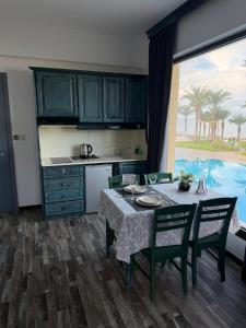 a kitchen and dining room with a table and chairs at Casa Clara Apartment mit Meerblick direkt am Strand in Chlorakas
