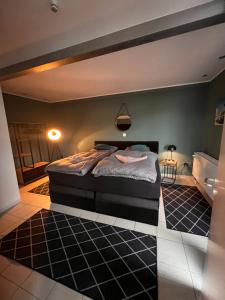 a bedroom with a large bed and a bathroom at Fewo Weitblick - Licht, Ruhe und Raum in Greven