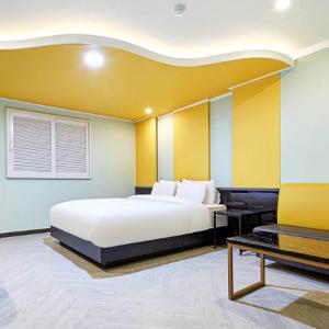 Giường trong phòng chung tại Waikei Hotel