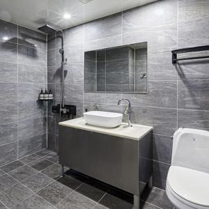 Phòng tắm tại Waikei Hotel