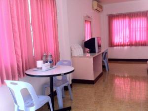 TV a/nebo společenská místnost v ubytování Chumphon Park Resort