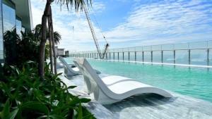 a swimming pool with a white bench on a building at THE SONG CĂN HỘ GẦN BÃI SAU THÁP TAM THẮNG - Po'sHomestay Luxury Bãi Sau in Vung Tau