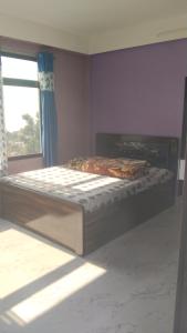 una cama grande en una habitación con ventana en Hridhaan Hometay, en Kalimpong 16 fotos más