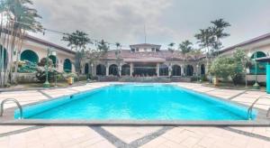 una gran piscina frente a una casa en Ole Suite Hotel, en Bogor