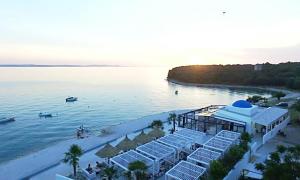 eine Luftansicht eines Resorts am Strand in der Unterkunft Villa Laurus I in Kožino