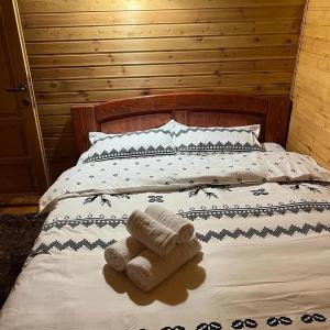 Ένα ή περισσότερα κρεβάτια σε δωμάτιο στο Rustic Haven +3 φωτογραφίες