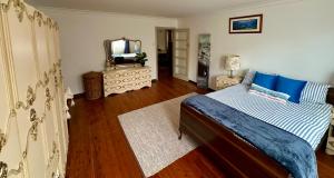 Ένα ή περισσότερα κρεβάτια σε δωμάτιο στο The Villawood Villa - your stylish Sydney stay with vintage charm