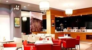 a restaurant with red and white tables and chairs at Jinjiang Inn Meizhou Binfang Avenue Keduhui Commercial Plaza in Meizhou