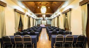 a room with rows of tables and chairs in at Wiangkaew Hotel in Ban Fai Kaeo +203 photos