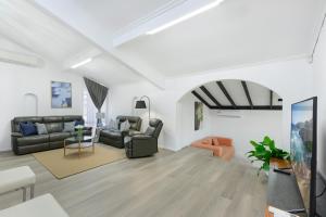 Posezení v ubytování Casula cozy 3Br home with parking & WiFi