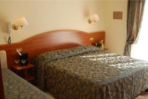 Postel nebo postele na pokoji v ubytování Hotel Donatella Pinarella