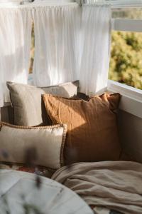 BundeenaにあるGeorge @ Ethel & Odesの窓際の枕付きベッド