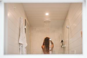 BundeenaにあるGeorge @ Ethel & Odesの浴室のシャワーに立つ女性