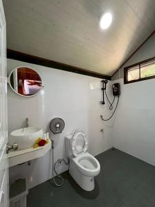 une salle de bains avec toilettes et lavabo dans l'établissement Koh Jum Serenity Resort, à Ko Jum