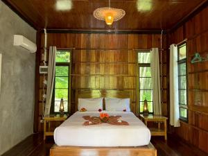 - une chambre avec un lit blanc et 2 fenêtres dans l'établissement Koh Jum Serenity Resort, à Ko Jum