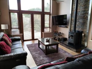 un salon avec un canapé et une table basse dans l'établissement Stylish 4 bedroom house By The Sea, à Wexford