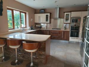 une cuisine avec un grand îlot au milieu dans l'établissement Stylish 4 bedroom house By The Sea, à Wexford