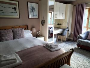 une chambre avec un lit, un bureau et une chaise dans l'établissement Stylish 4 bedroom house By The Sea, à Wexford