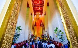 a large room with a crowd of people in a church at Sweet Hug Hotel in Ban Noi