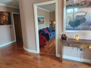 - un salon avec un miroir et un canapé rouge dans l'établissement Stylish 4 bedroom house By The Sea, à Wexford 78 autres photos