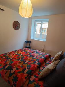 Ένα ή περισσότερα κρεβάτια σε δωμάτιο στο Le Petit Baz'Art 2 pièces proche Colmar